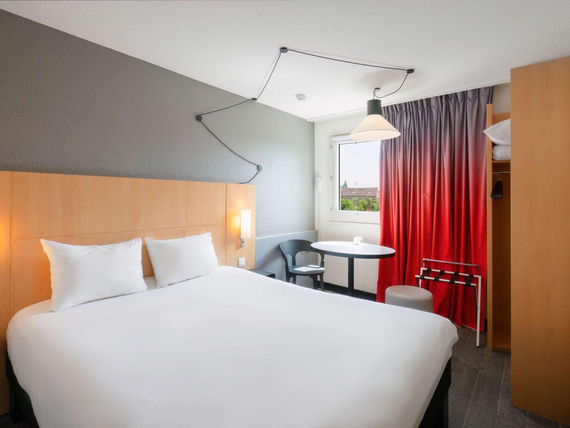 ไอบิส เซอร์กี-ปงตวส เลอ ปอร์ Hotel Cergy-Pontoise ภายนอก รูปภาพ