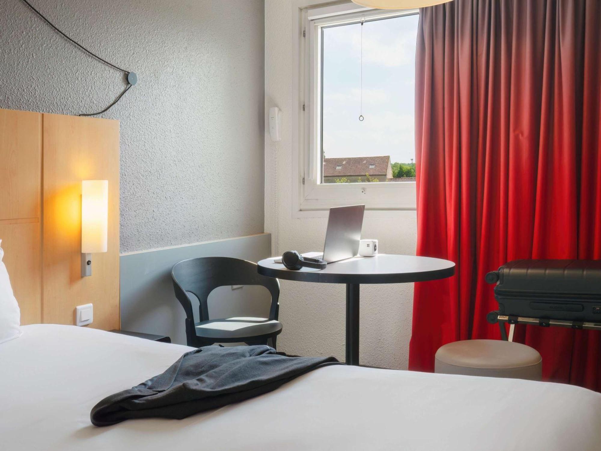 ไอบิส เซอร์กี-ปงตวส เลอ ปอร์ Hotel Cergy-Pontoise ภายนอก รูปภาพ